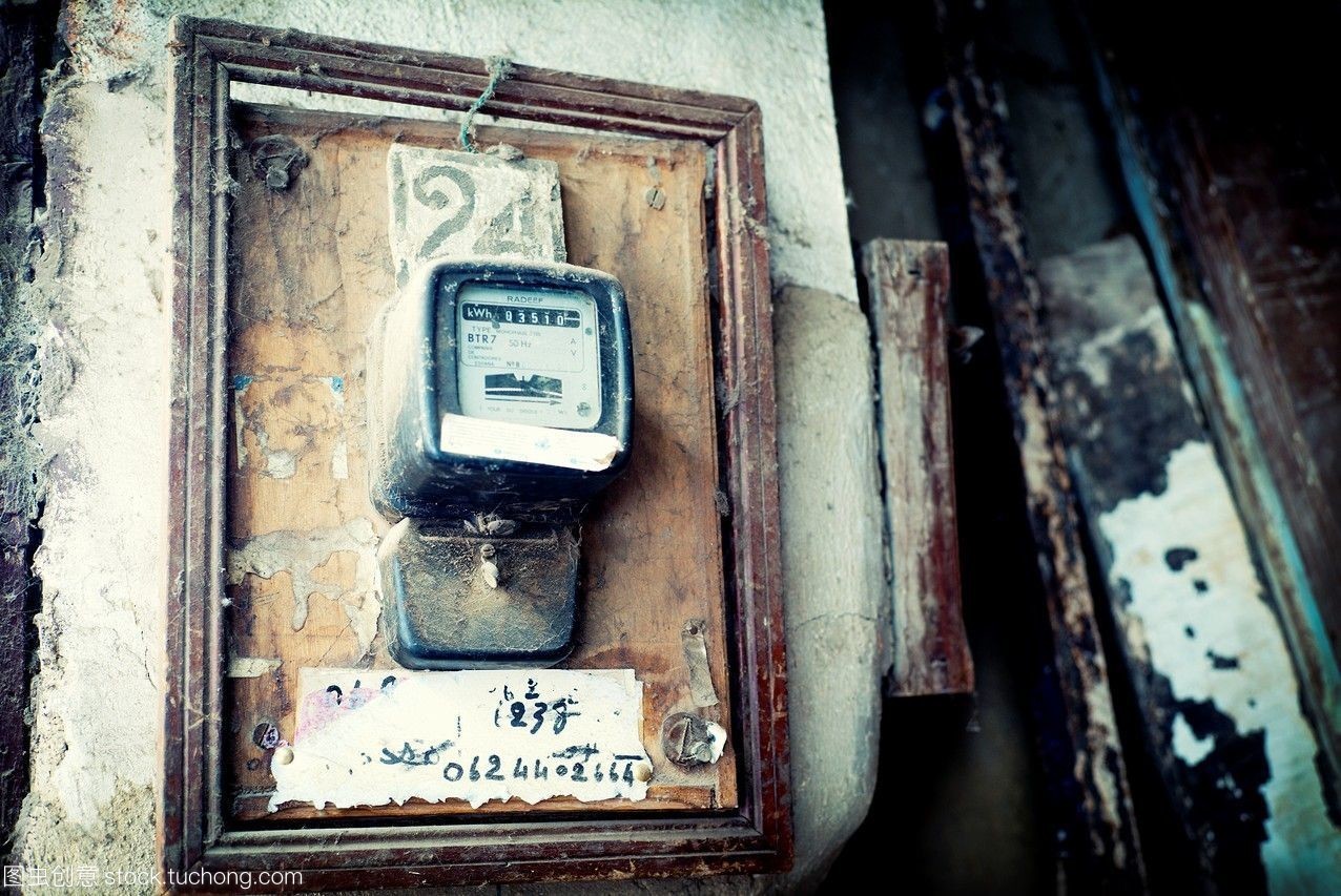 特寫的電表在土耳其氈帽建筑物的入口摩洛哥非洲。